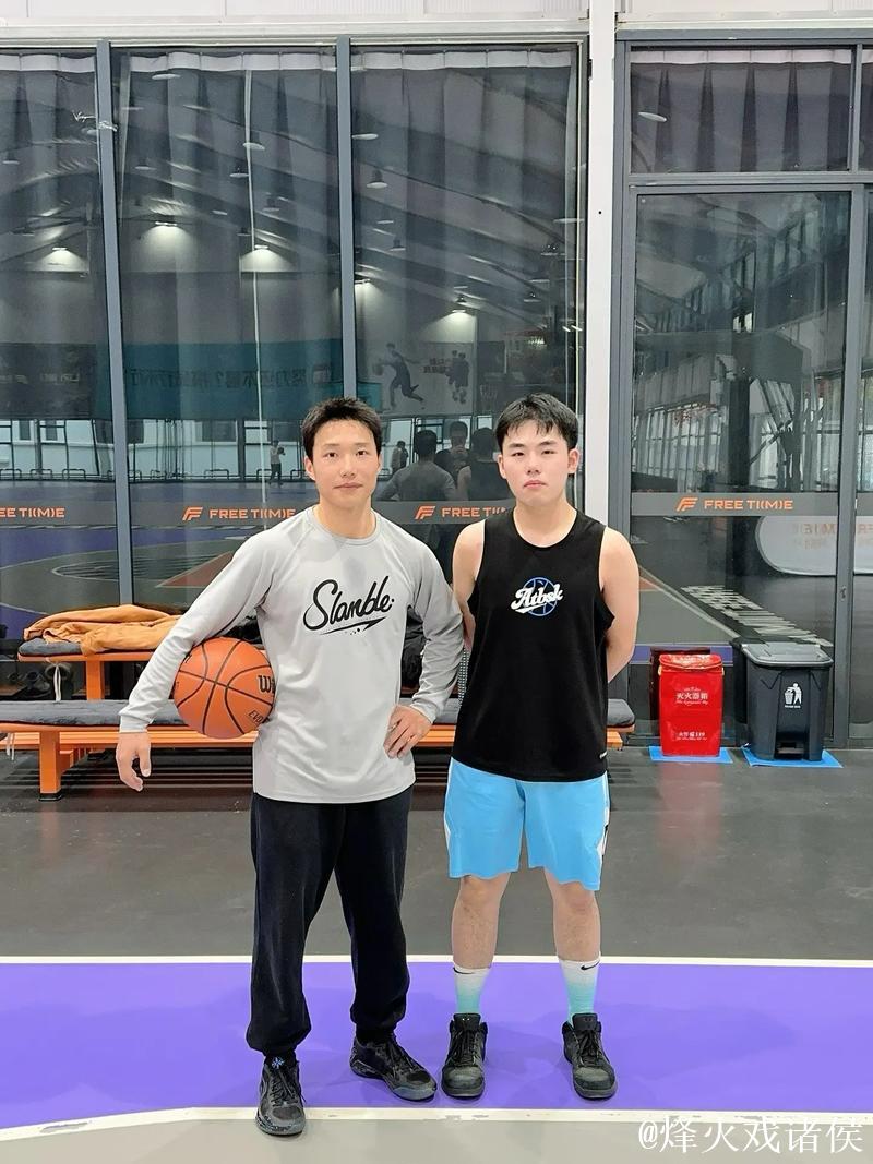 37岁街球王周锐校园行首次走进幼儿园，左手滑翔劈扣引爆全场欢呼